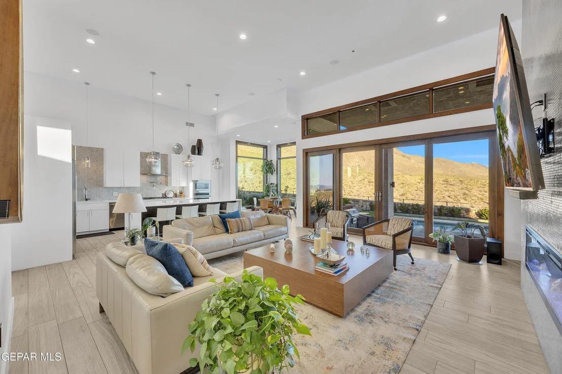Photo of 386 ROCKY POINTE Drive