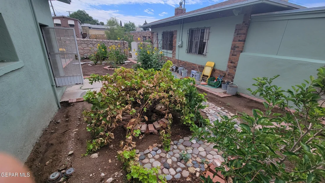 Photo of 2735 AURORA Avenue
