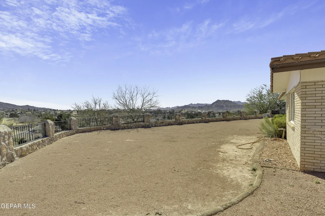 Photo of 612 SOMERSET Drive