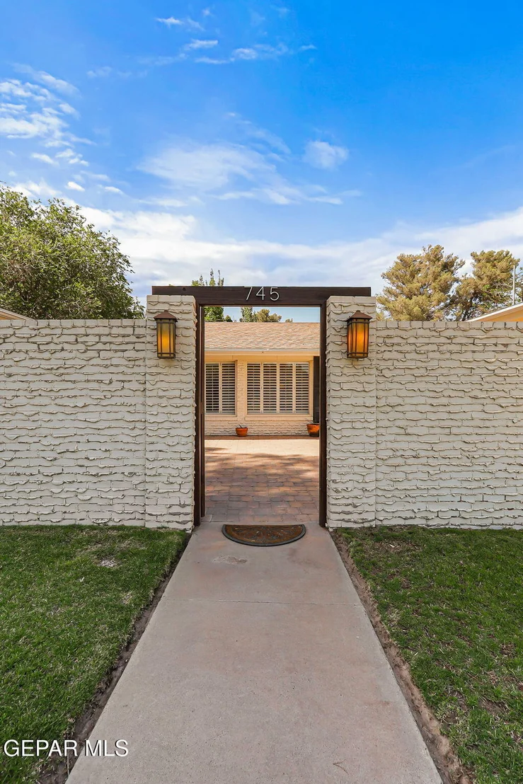 Photo of 745 Rinconada Lane