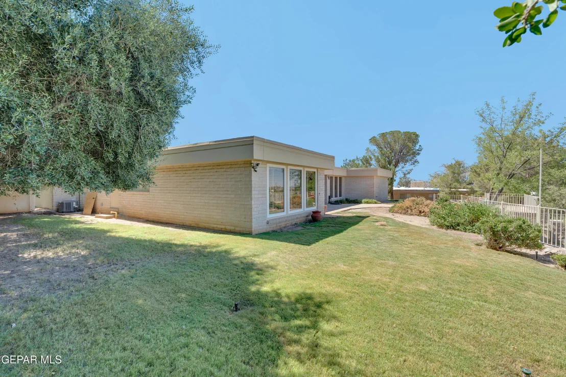 Photo of 913 THUNDERBIRD Drive