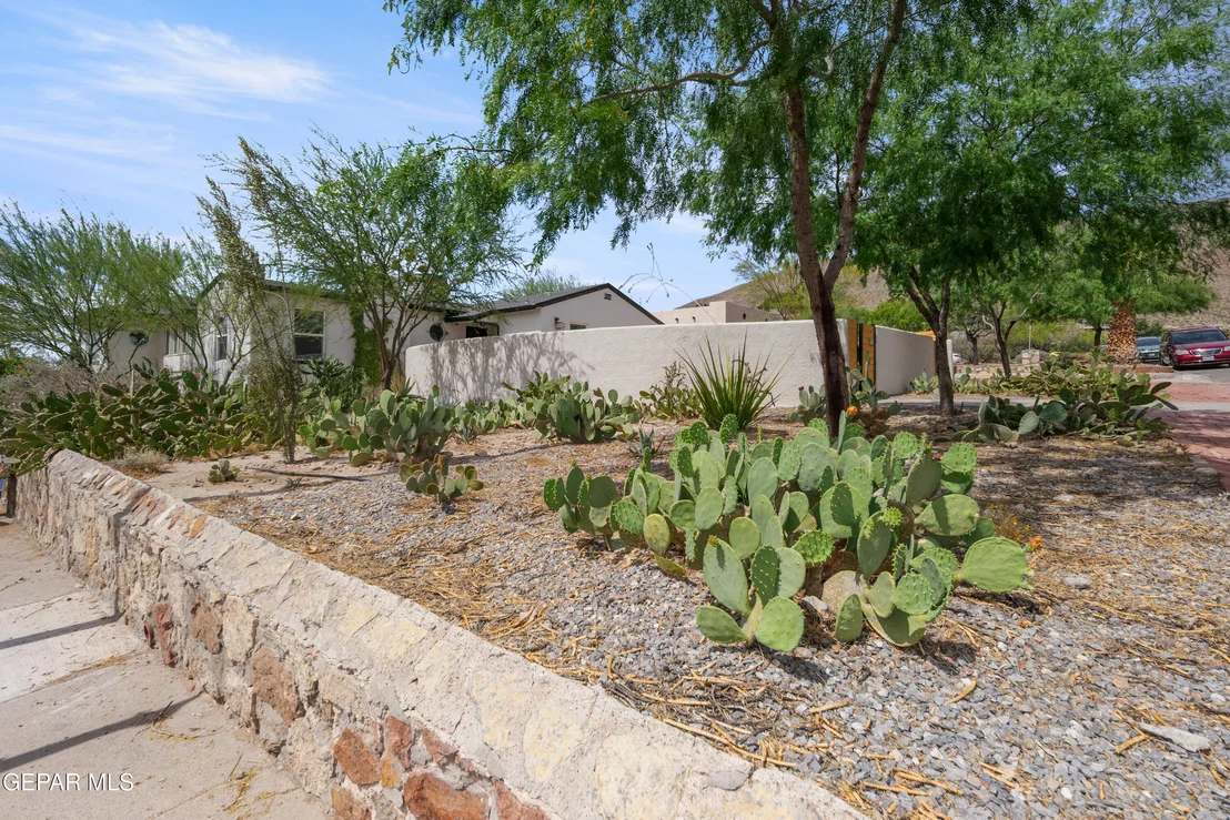 Photo of 2532 ALTURA Avenue