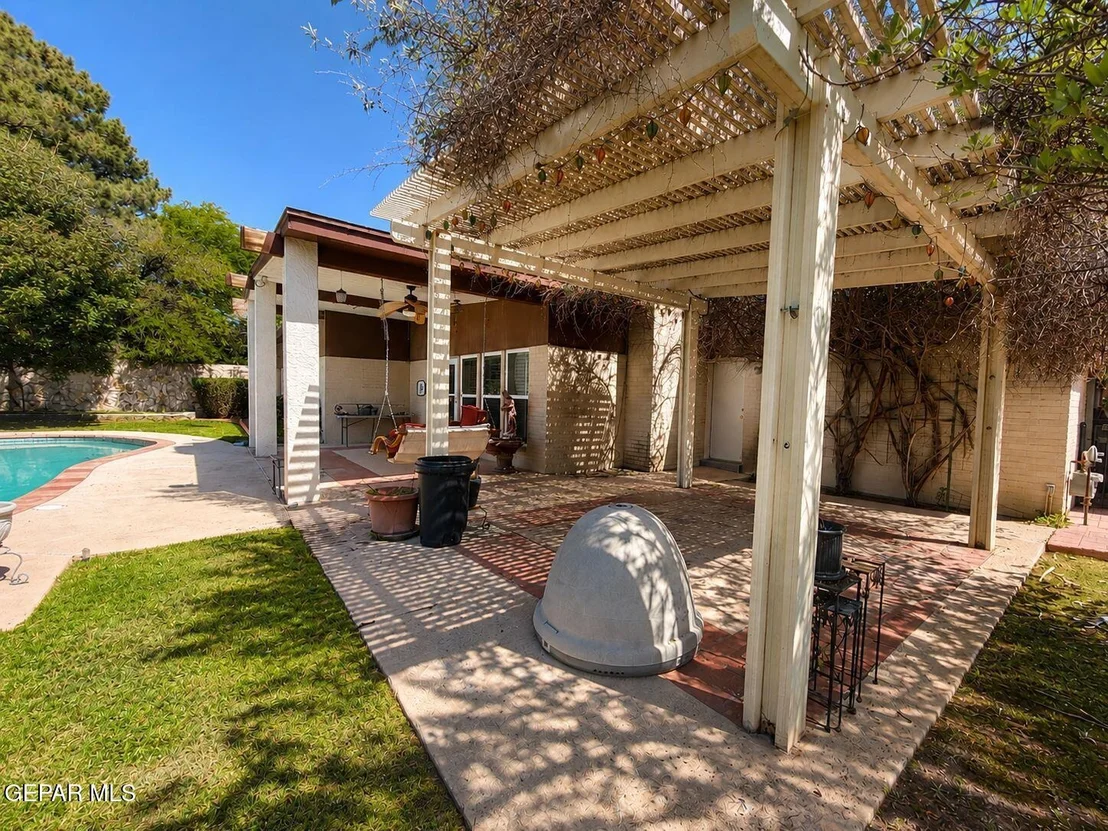 Photo of 6833 LA CADENA Drive
