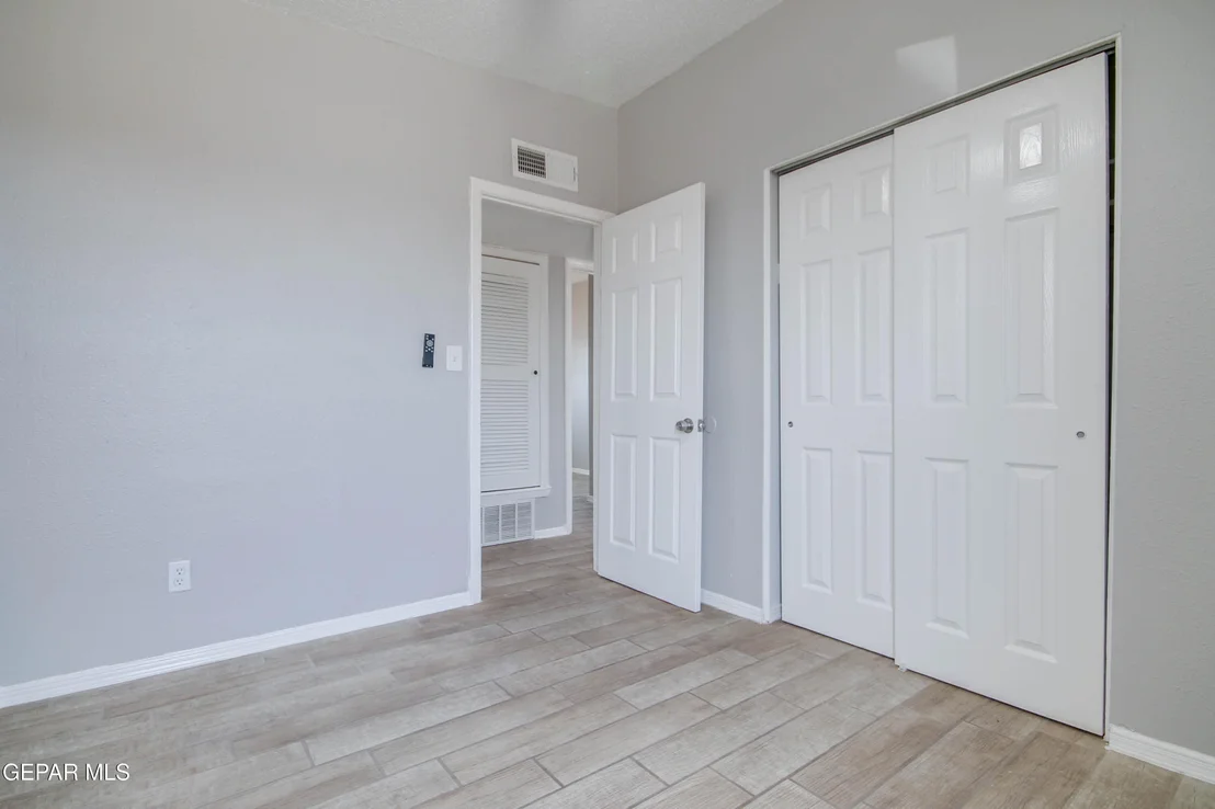 Photo of 6012 SINCLAIR Street