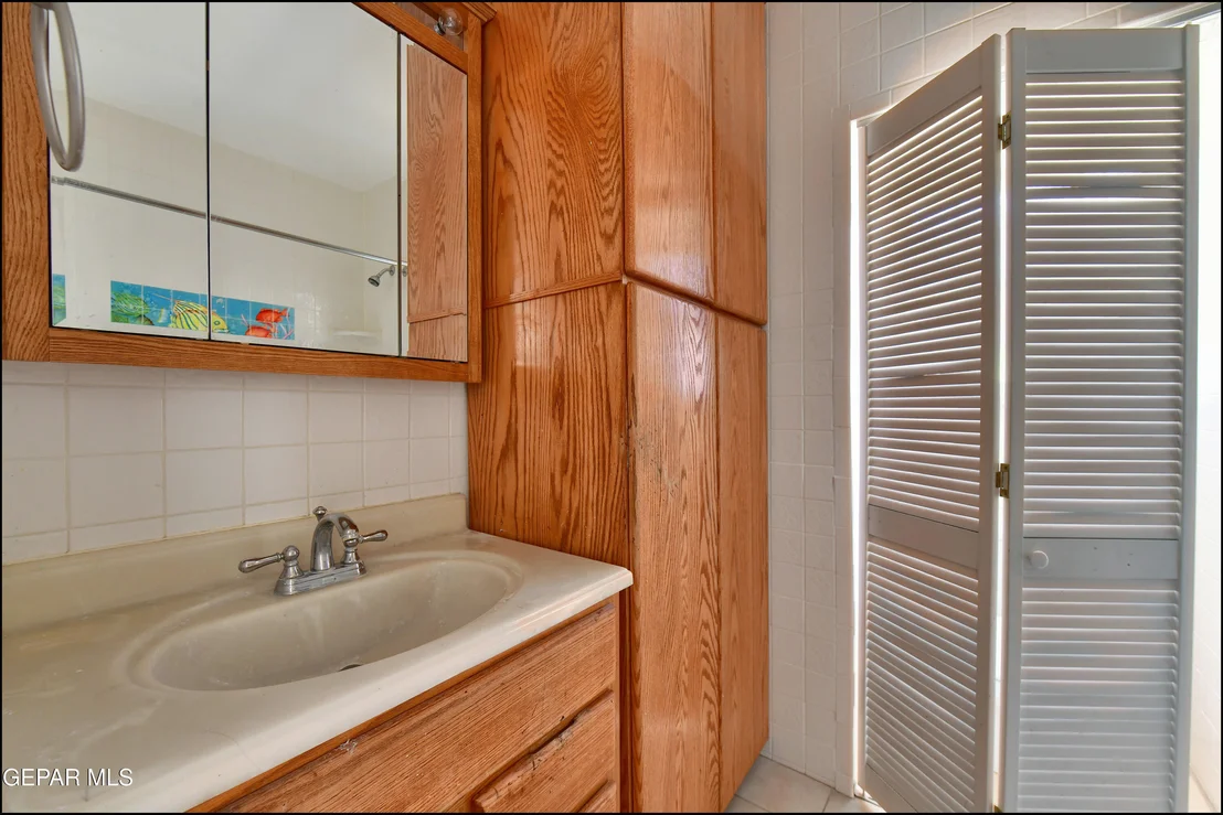 Photo of 912 MESITA Drive