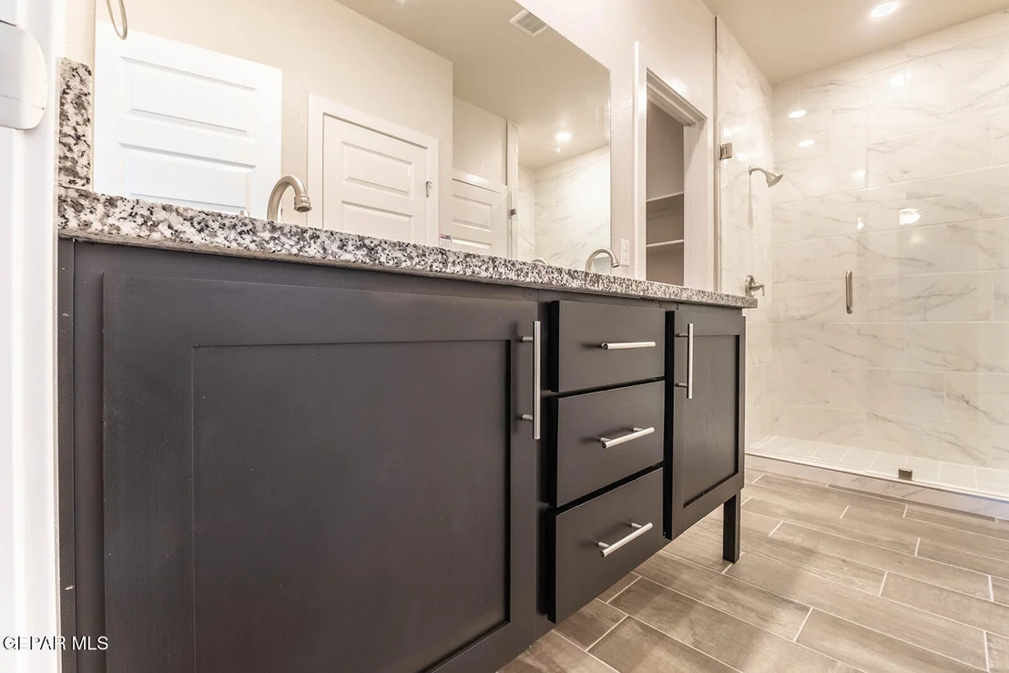 Photo of 933 Nayland Place