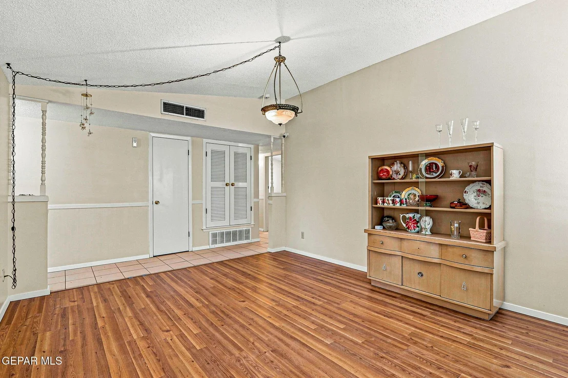 Photo of 5732 DEVON Avenue