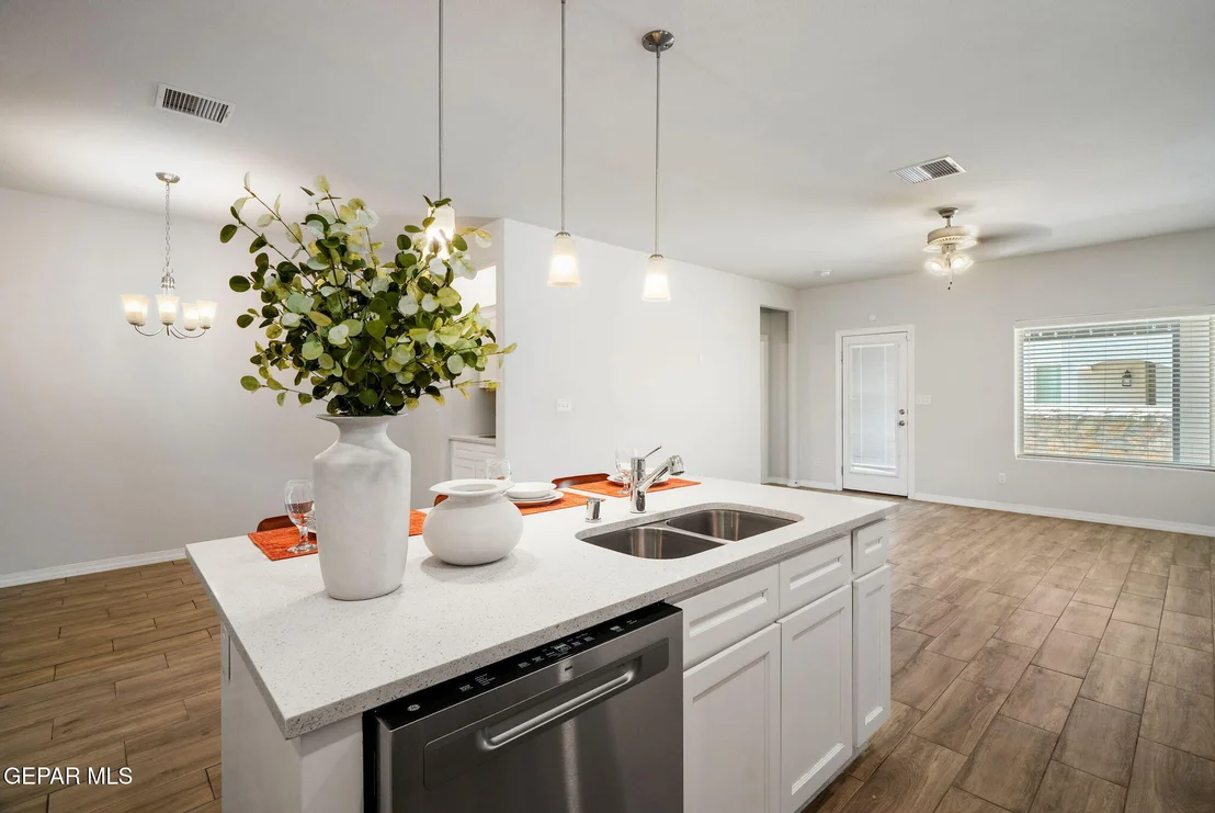 Photo of 913 Airship Place