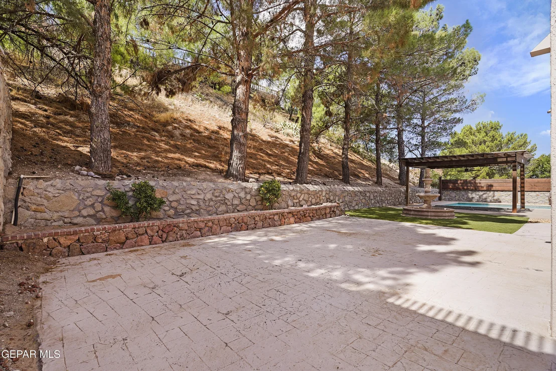Photo of 845 CRESTA ALTA Drive