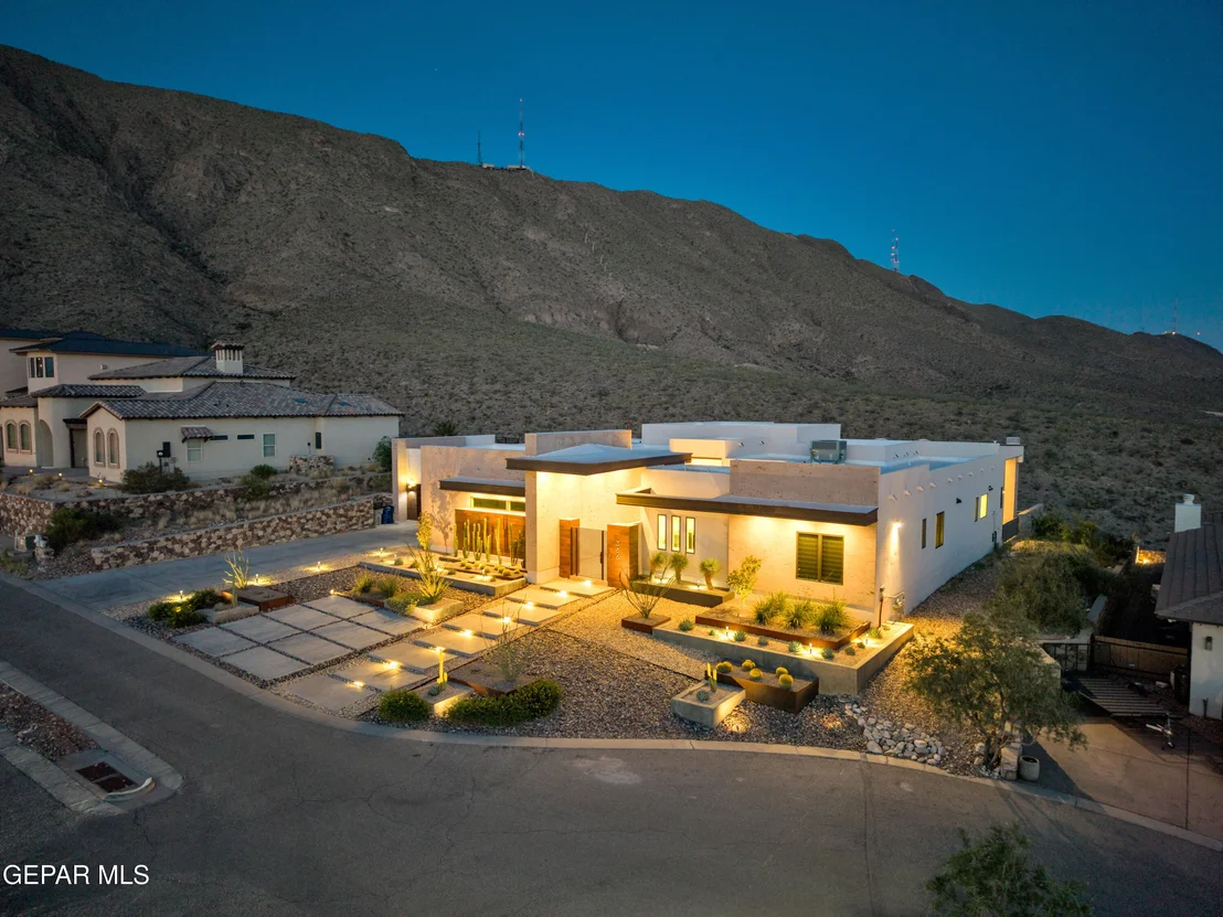 Photo of 386 ROCKY POINTE Drive