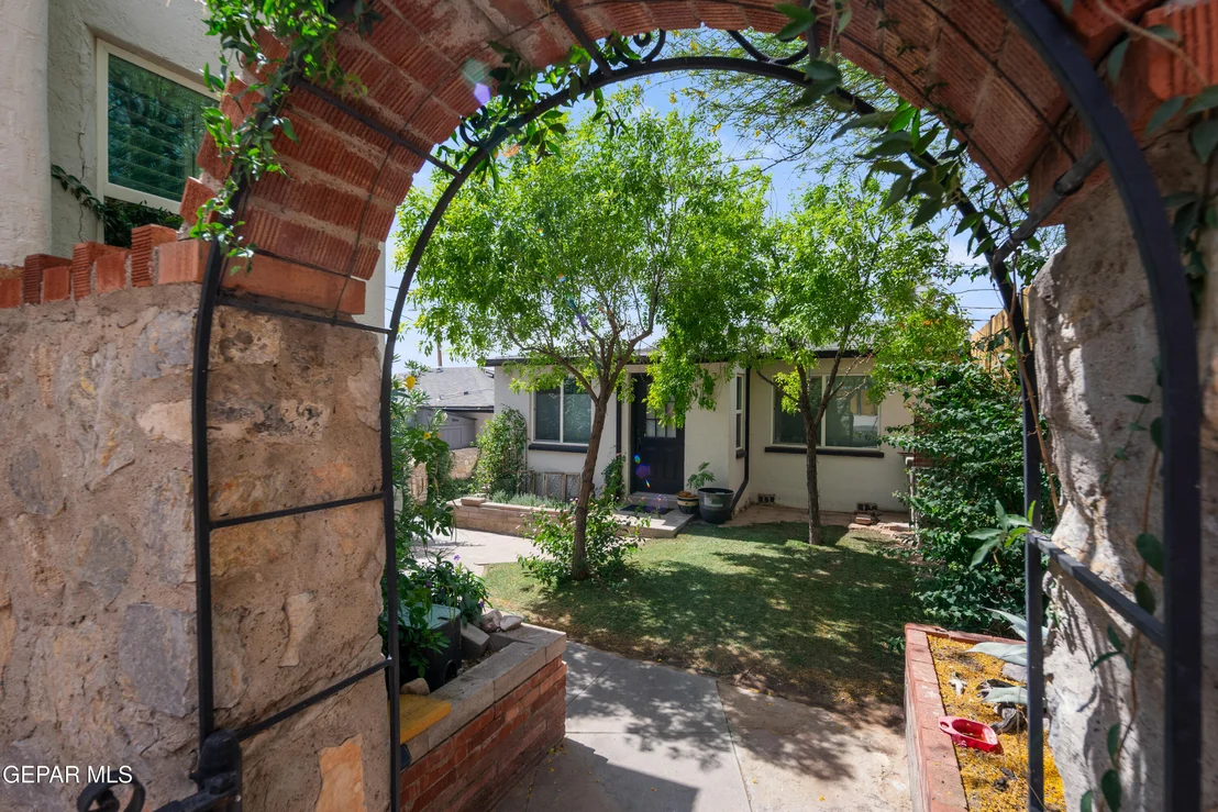Photo of 2532 ALTURA Avenue