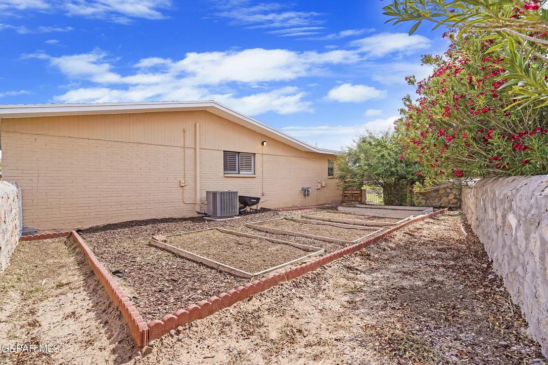 Photo of 207 SERRANIA Drive
