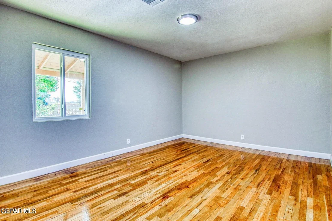 Photo of 915 Sparks Circle