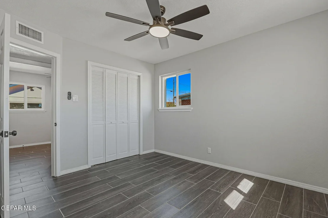 Photo of 261 GLADYS Avenue