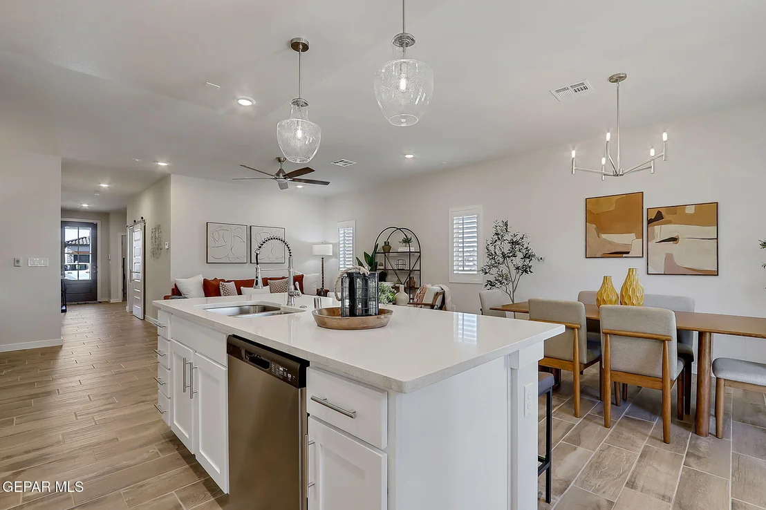 Photo of 924 Nayland Place