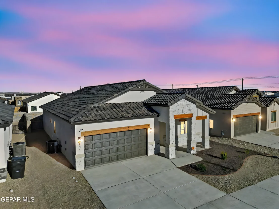 Photo of 925 Nayland Place