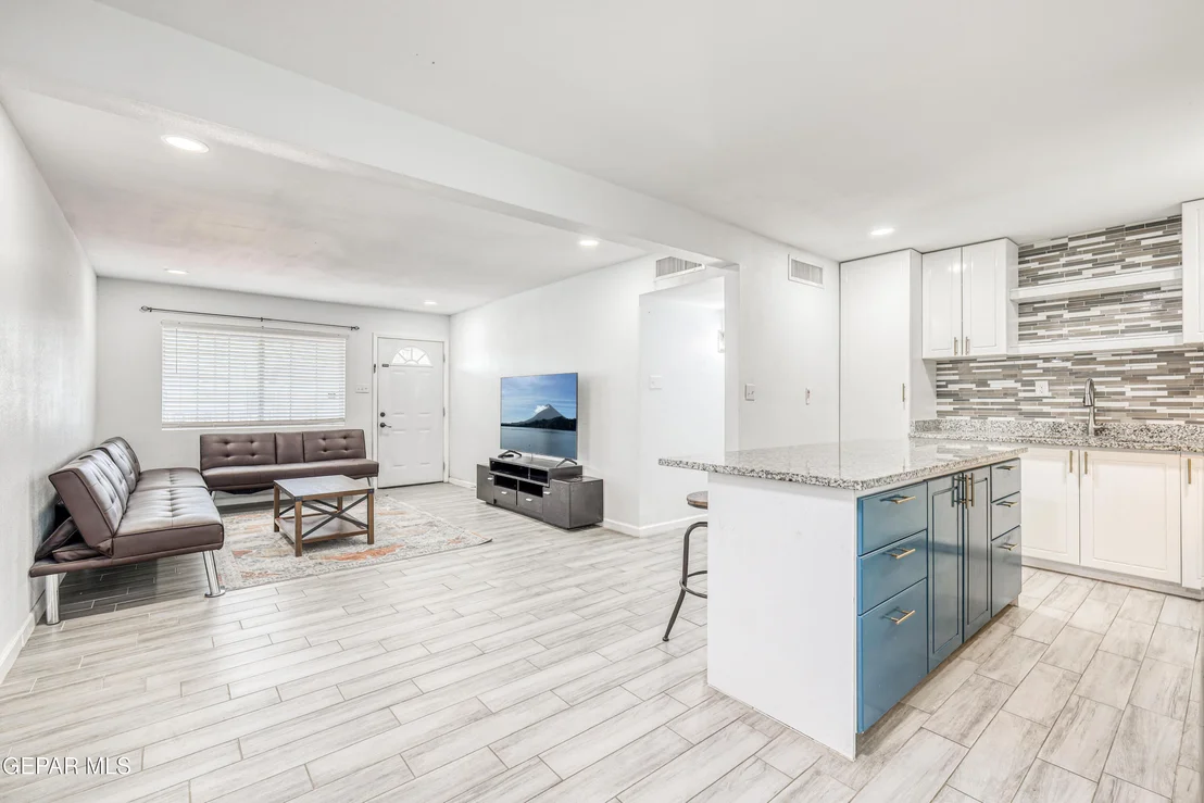 Photo of 232 E BORDERLAND Road