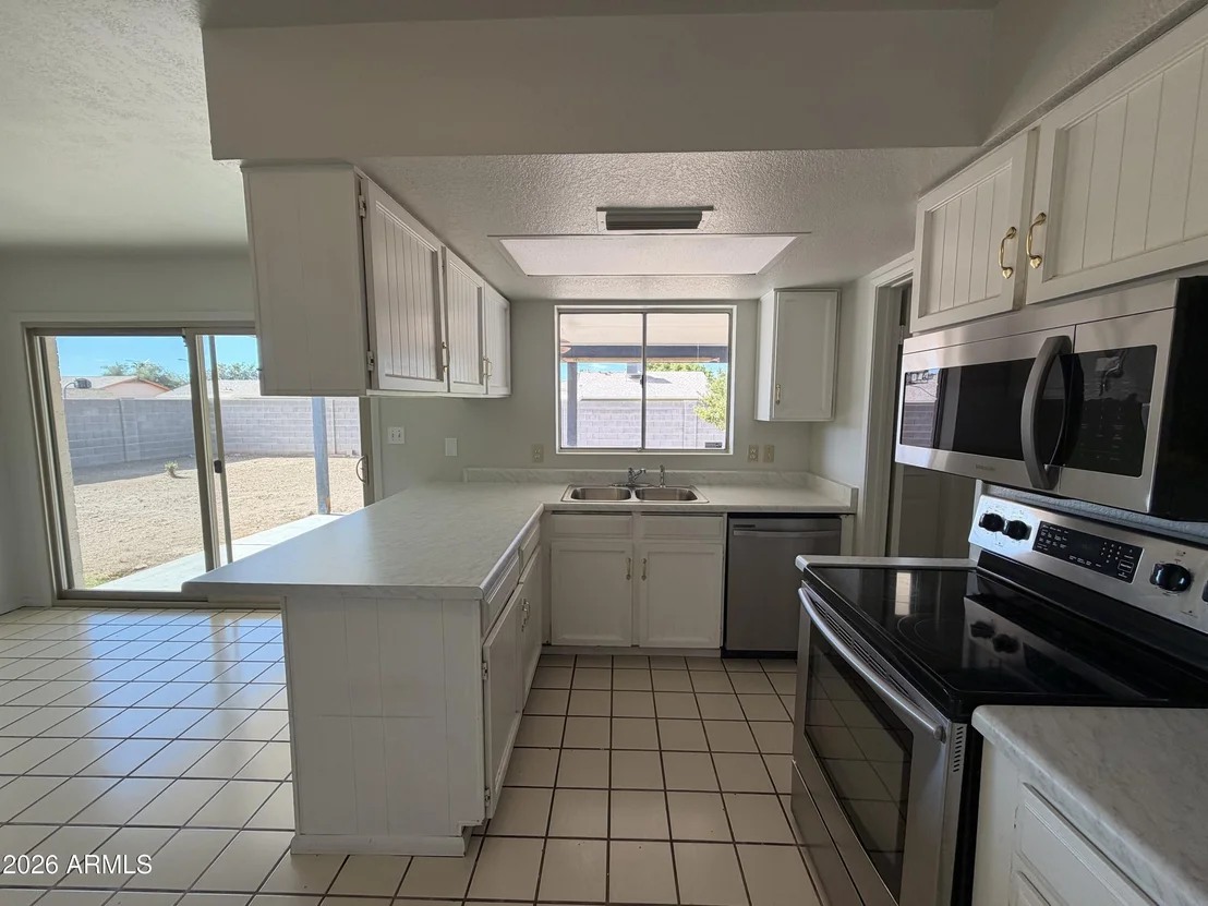Photo of 1413 W BEHREND Drive
