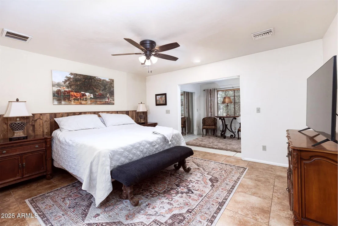 Photo of 712 W TREASURE Road