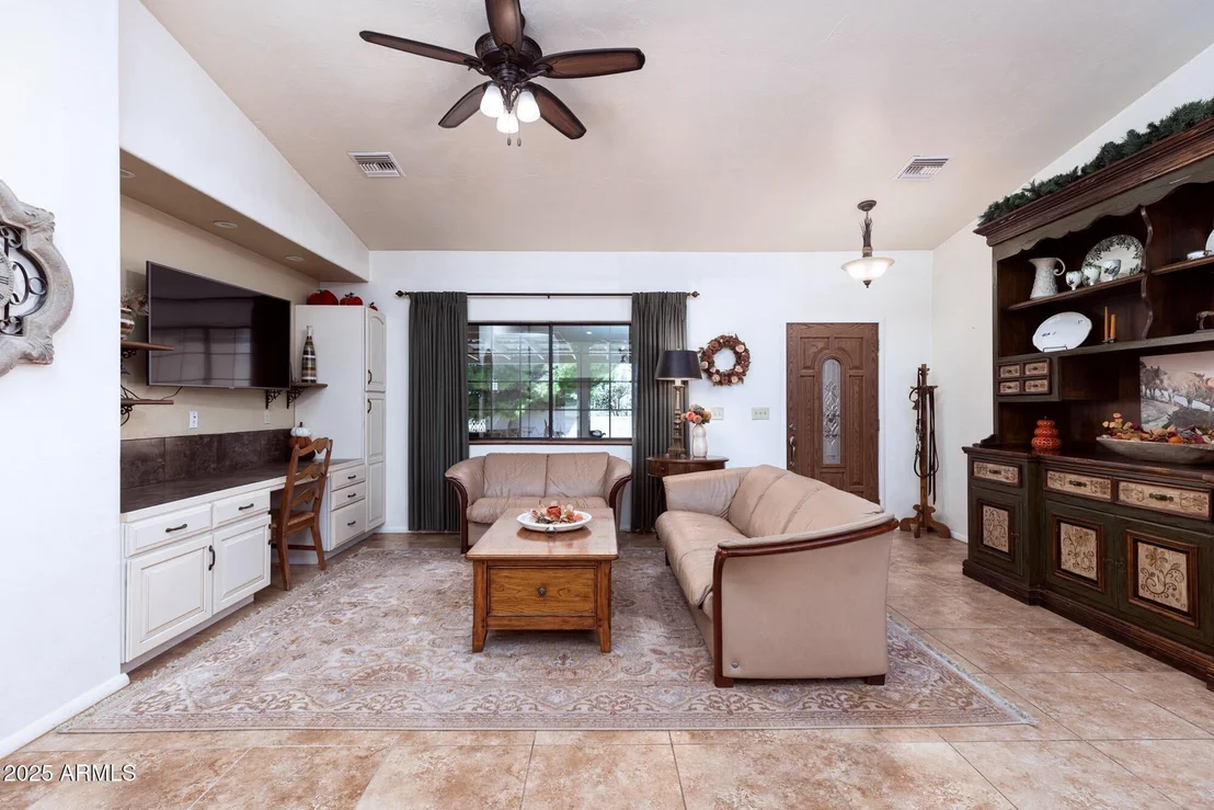 Photo of 712 W TREASURE Road