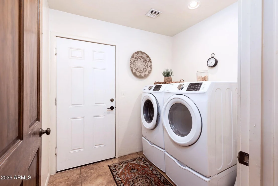 Photo of 712 W TREASURE Road