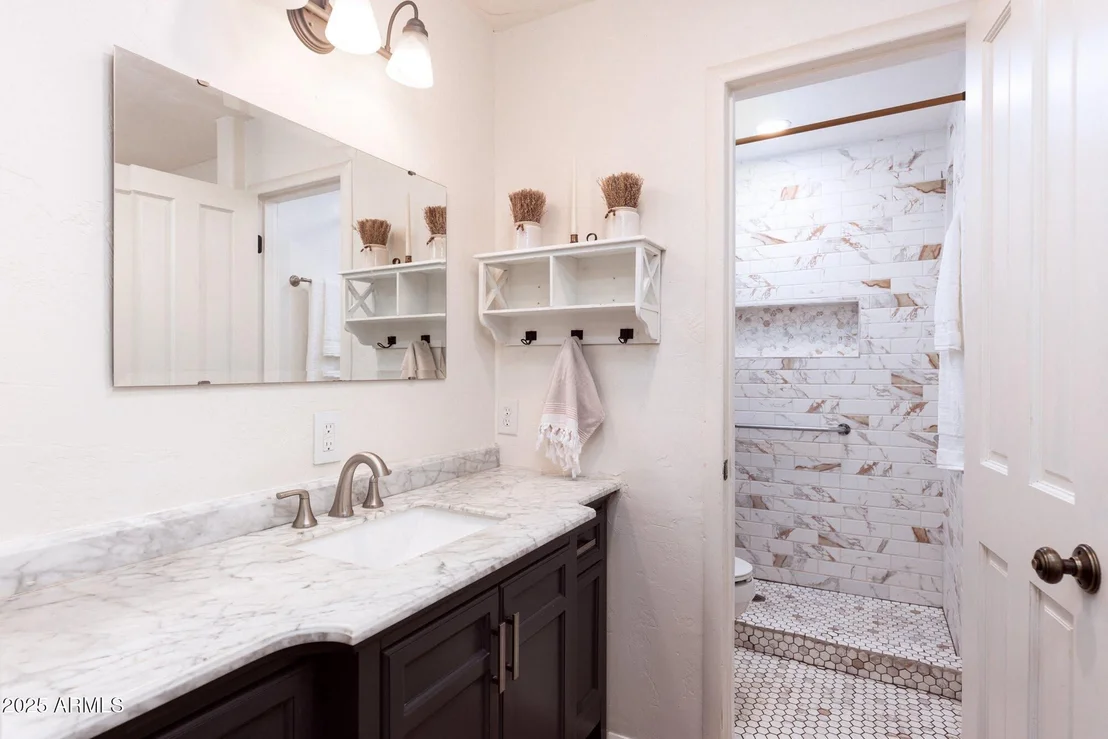 Photo of 712 W TREASURE Road