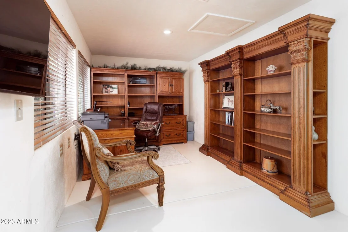 Photo of 712 W TREASURE Road
