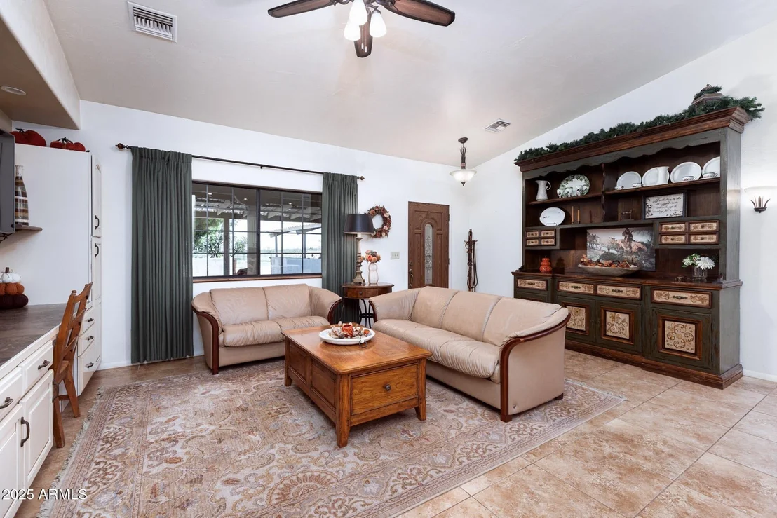 Photo of 712 W TREASURE Road