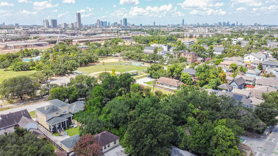 Photo of 2434 White Oak Drive