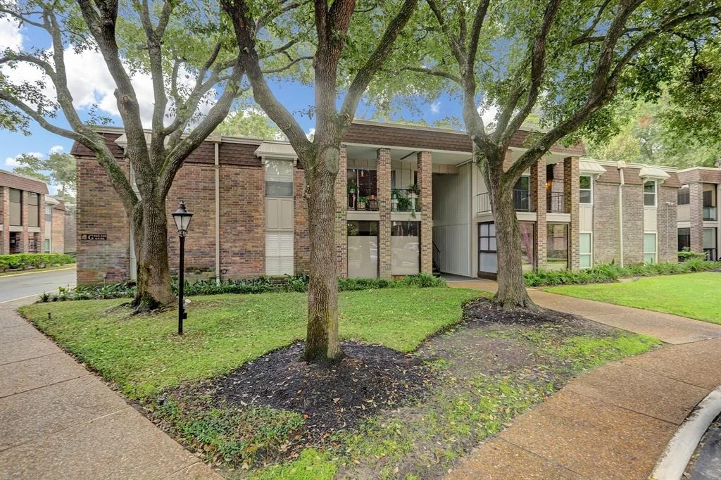 Photo of Unit 17 at 7575 Katy Freeway