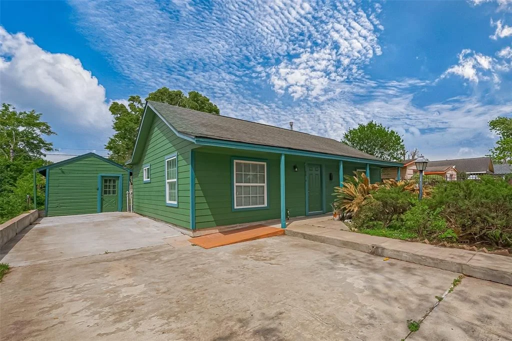 Photo of 7333 Lakehurst Drive