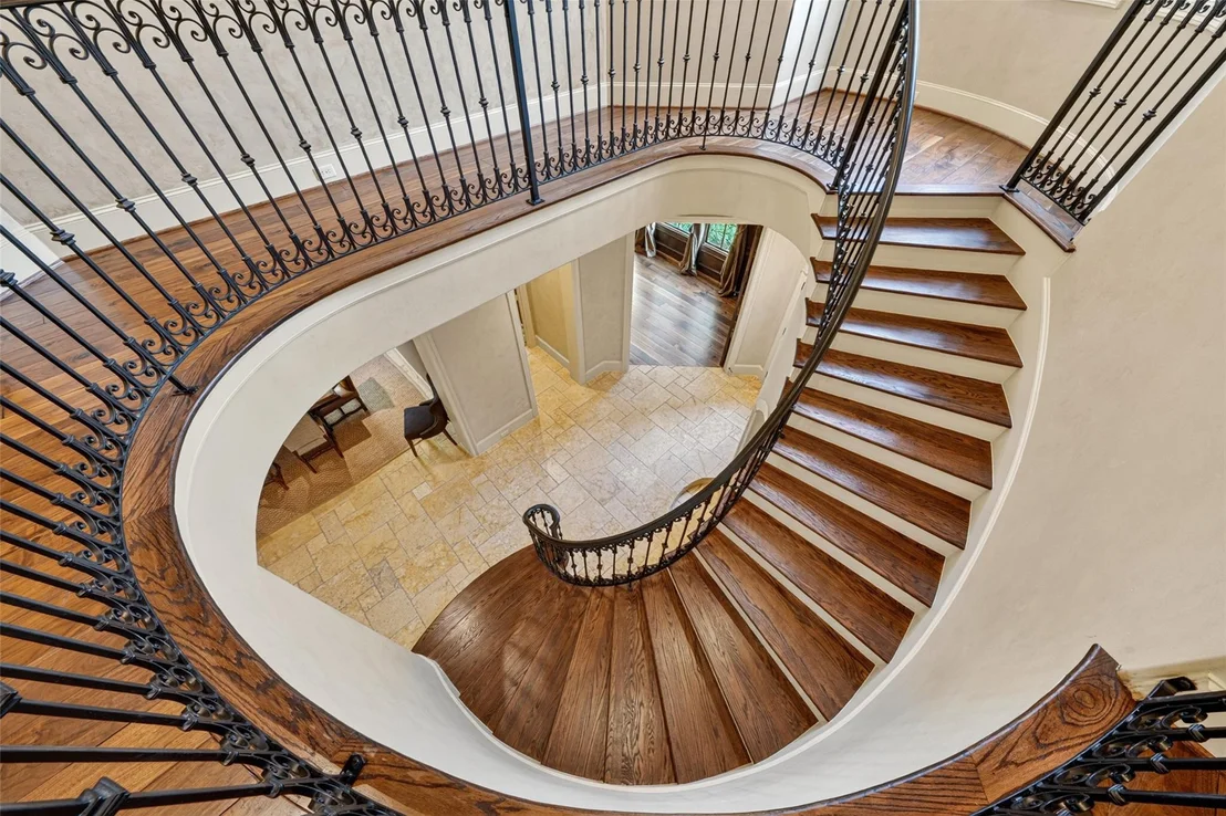 Photo of 2400 Avalon Place
