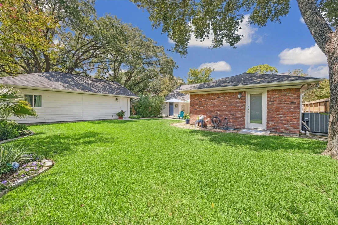 Photo of 7915 Meadowvale Drive
