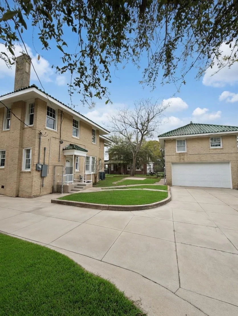 Photo of 2149 Lakeshore Drive