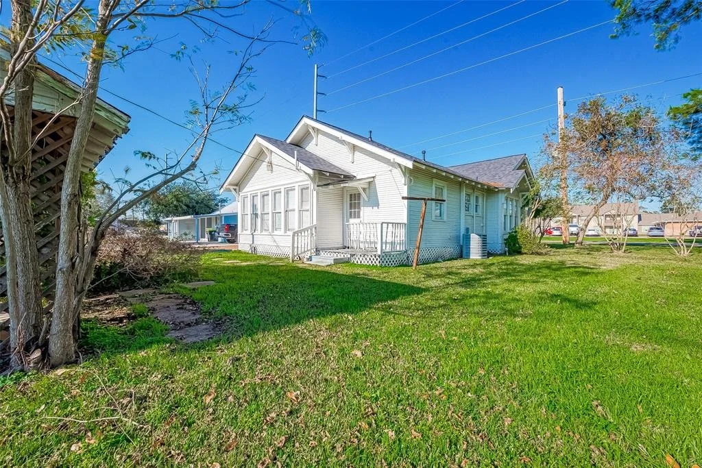 Photo of 3003 School Street