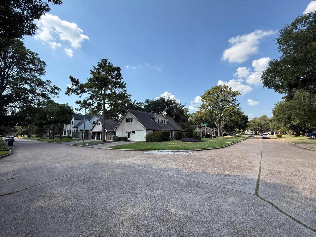 Photo of 930 W Forest Drive