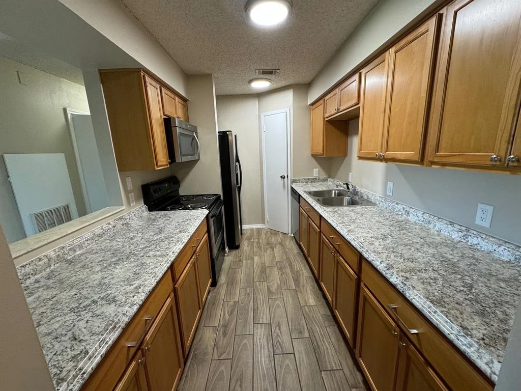 Photo of Unit 12A at 2501 Gulf Freeway