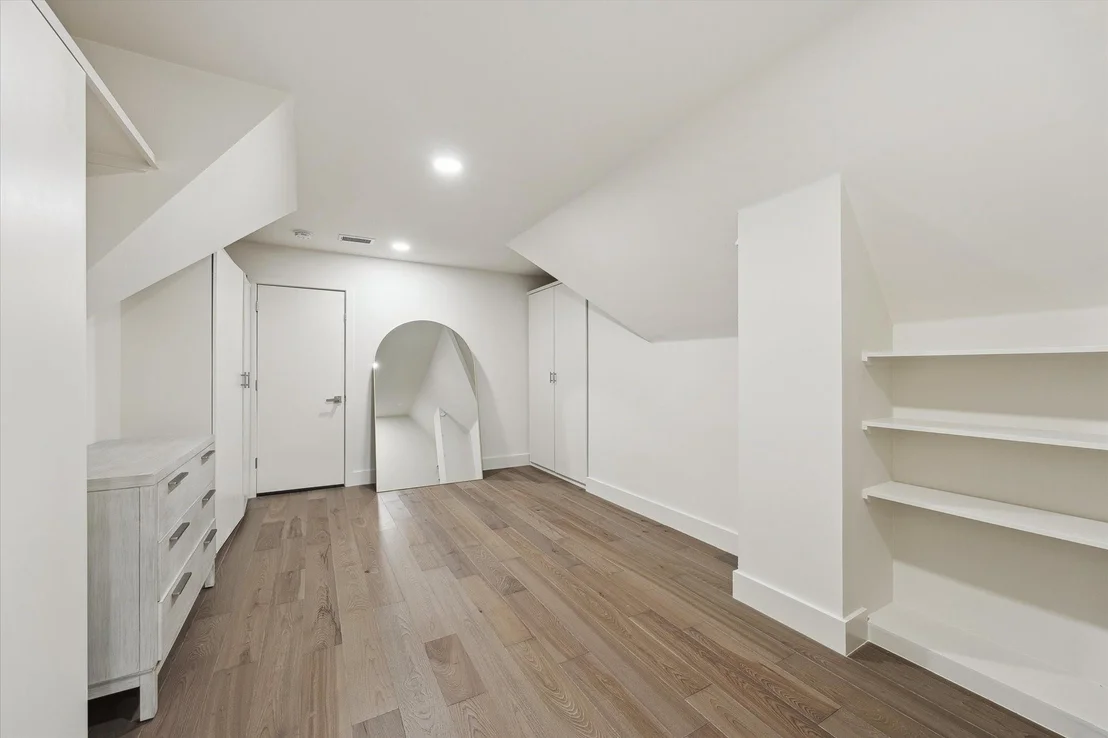 Photo of 6348 Vanderbilt Street