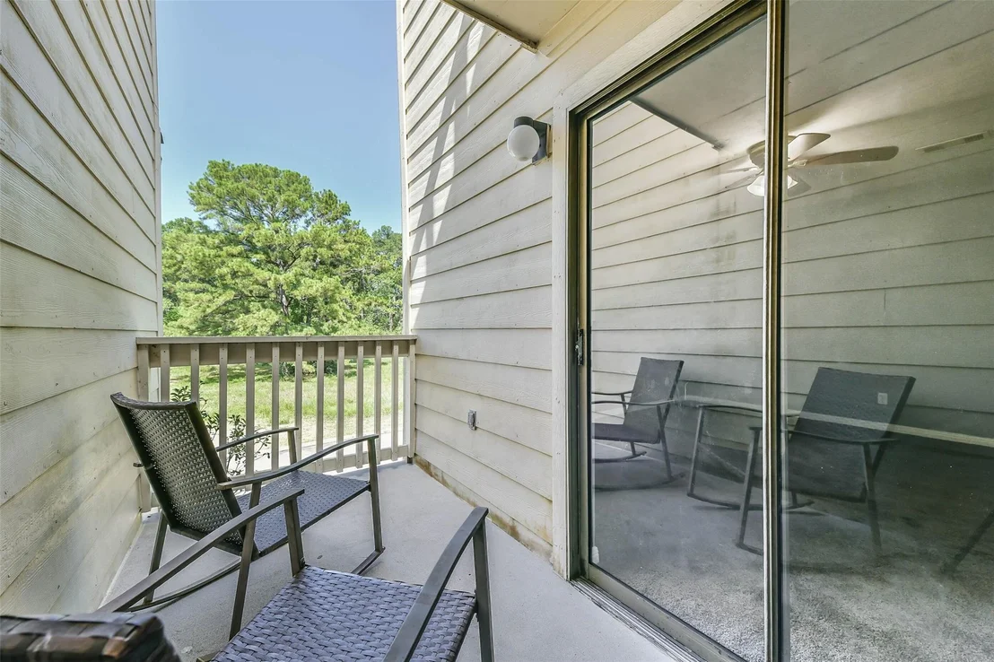 Photo of Unit 243D at 2501 Gulf Freeway