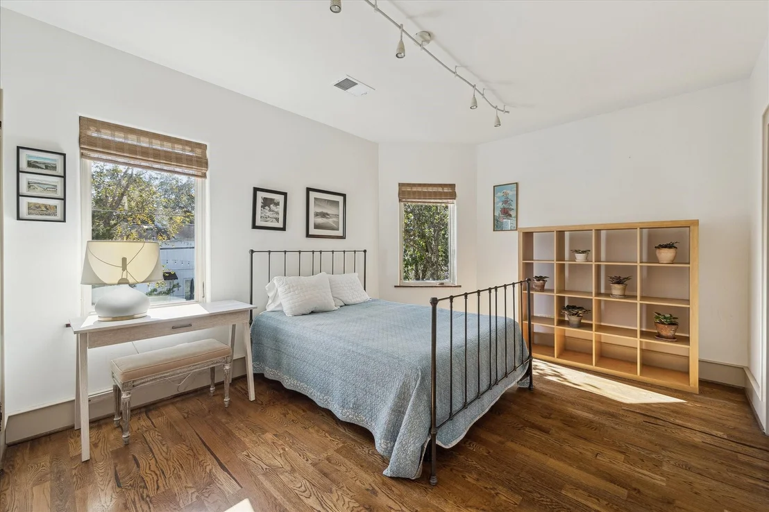Photo of 1807 Albans Road