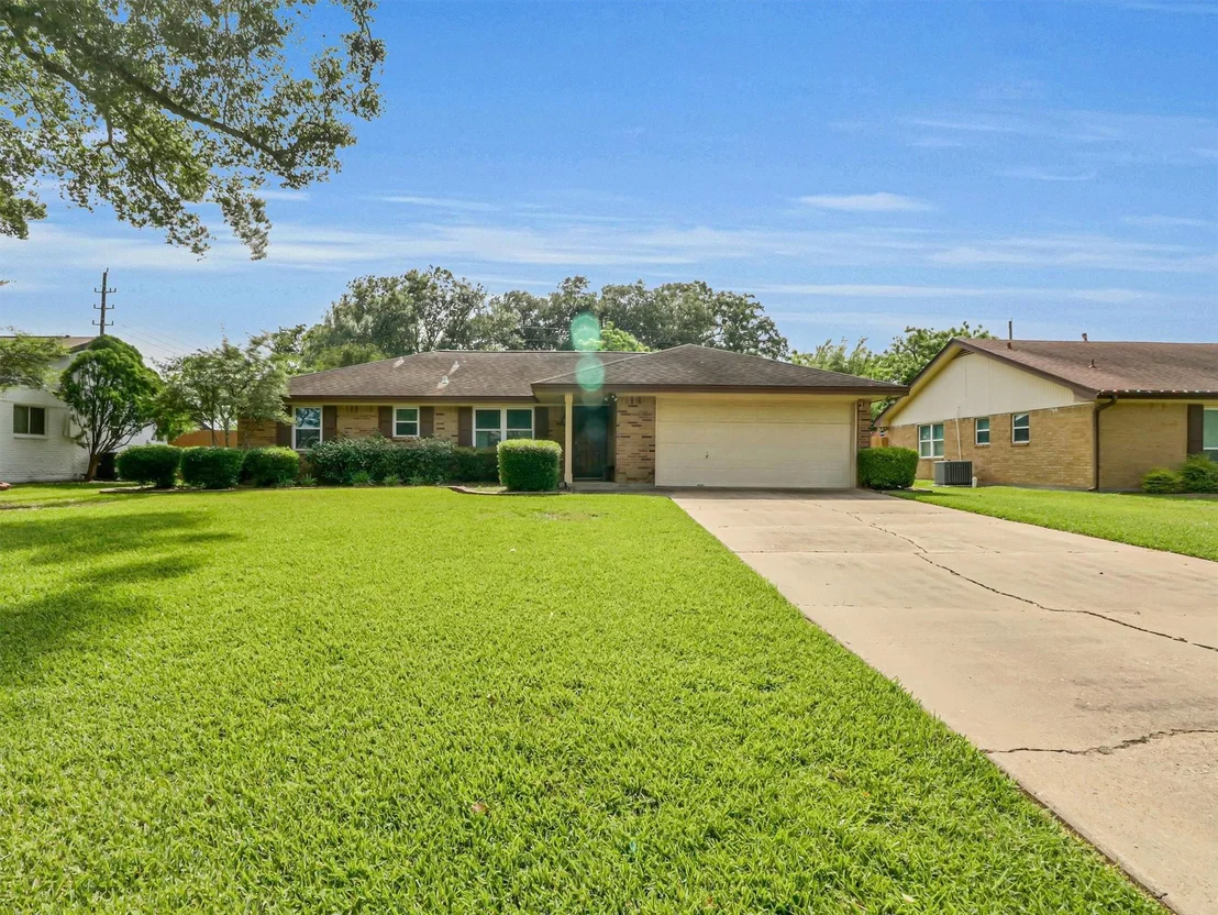 Photo of 805 Bluebonnet Lane
