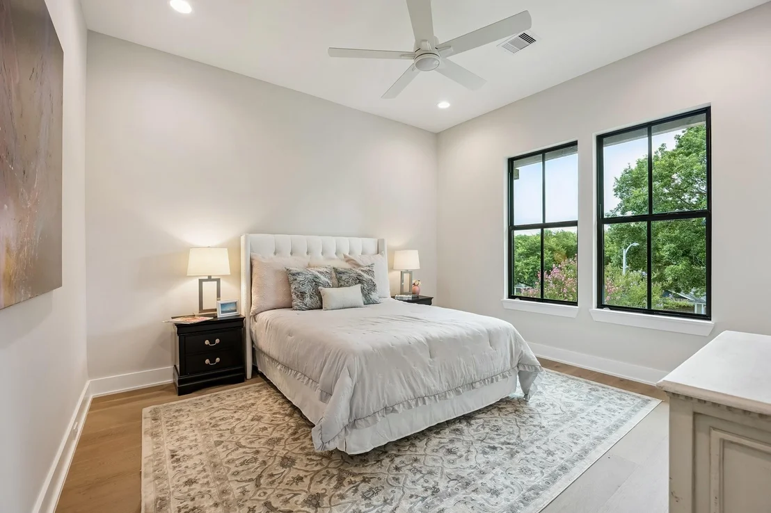 Photo of 2214 Chantilly Lane
