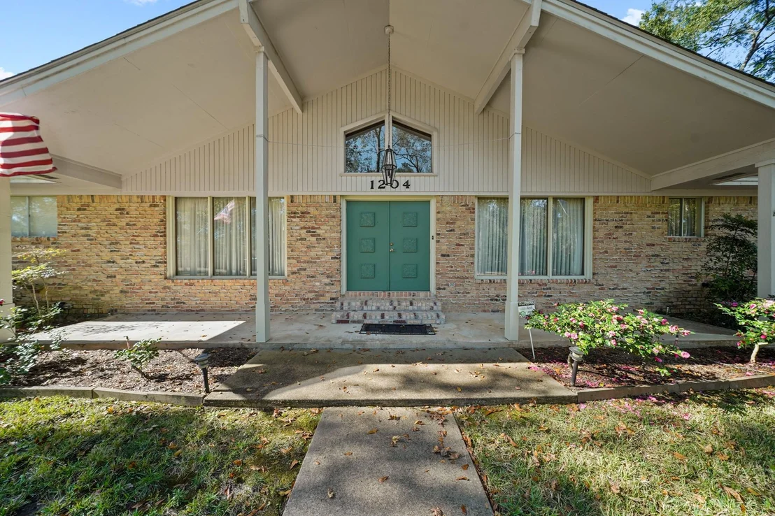 Photo of 1204 Live Oak Lane