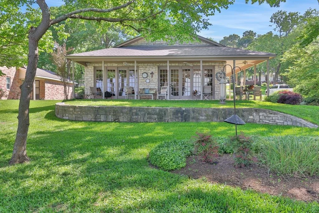 Photo of 251 Lake Oaks Boulevard