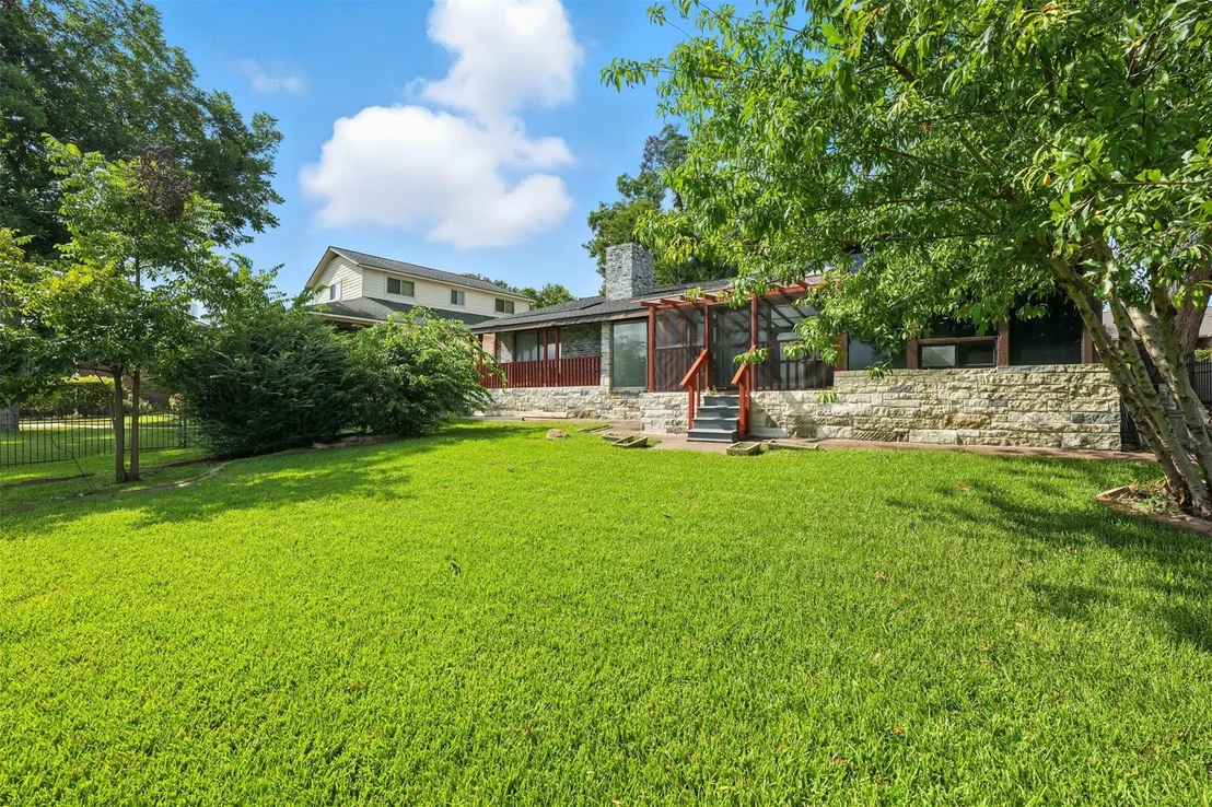 Photo of 1046 Lake View Drive