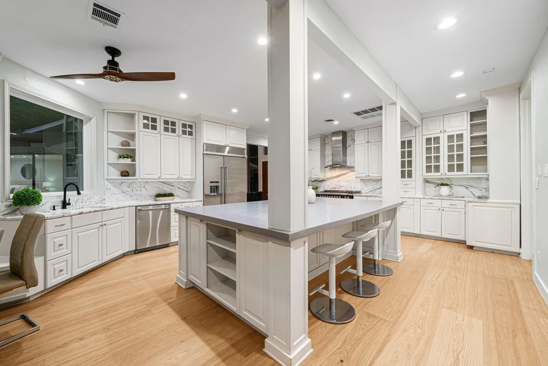 Photo of 102 Lakeside Oaks Drive
