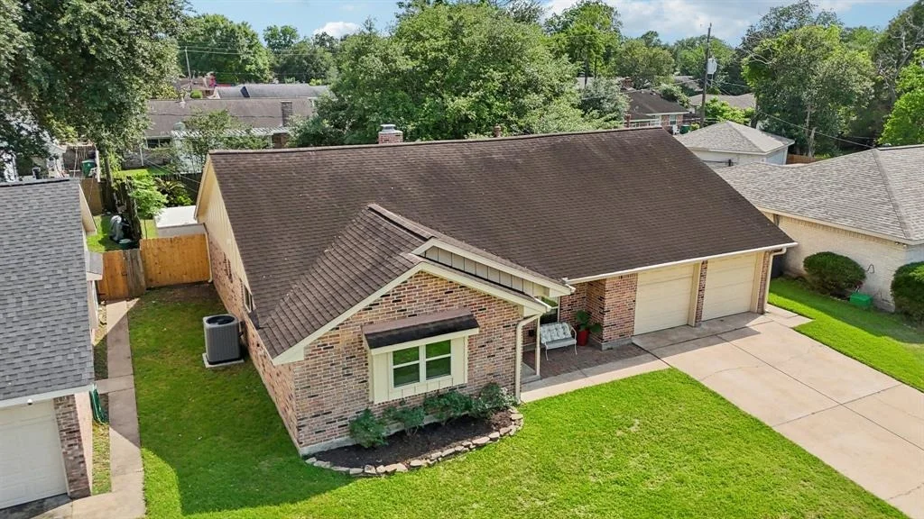 Photo of 8915 Roos Road
