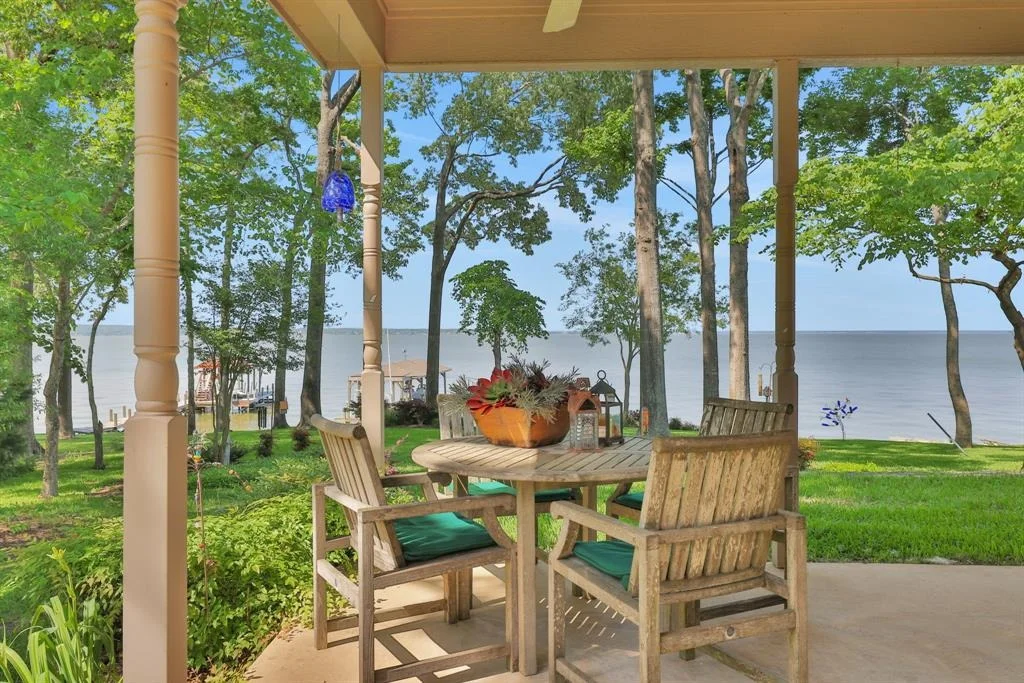 Photo of 251 Lake Oaks Boulevard