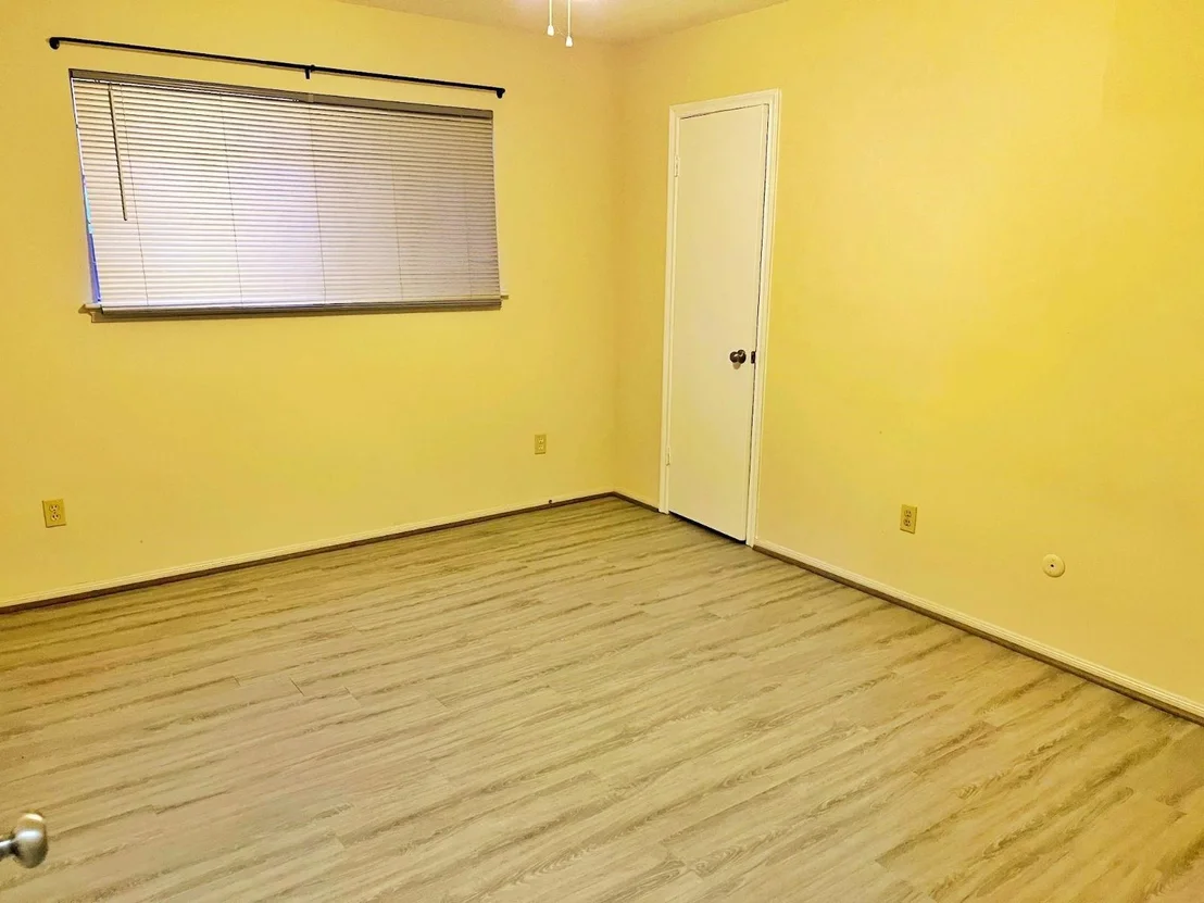 Photo of 9006 Roos Road