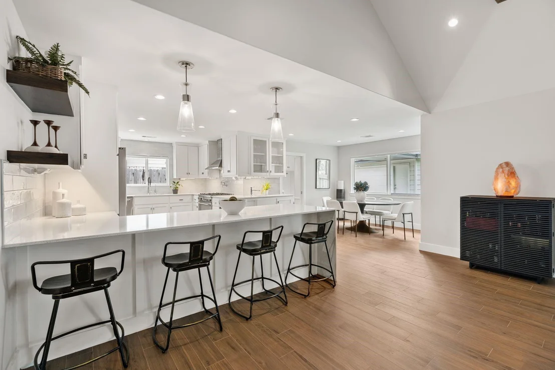 Photo of 842 W Forest Drive